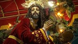 A imagem de Jesus Nazareno em Sonsonate, em El Salvador, carregada por devoção dos fiéis na Semana Santa