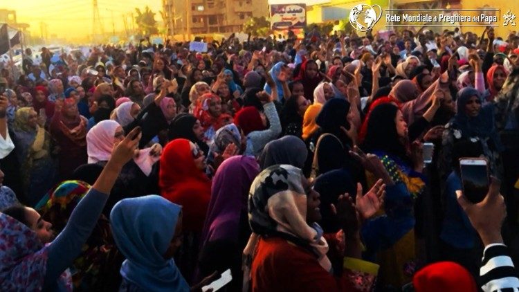 자신들의 권리를 위해 시위하는 여성들의 장면