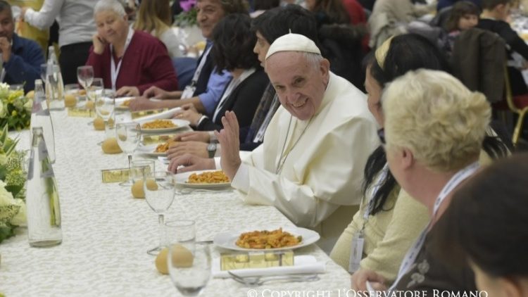 Le Pape François lors du dîner au Vatican à l'occasion de la journée mondiale des pauvres, le 19 novembre 2017.
