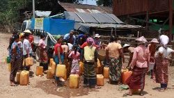 Vertriebene in einem Flüchtlingscamp in Demoso (Kayah State) versammeln sich, um  gespendetes Trinkwasser entgegenzunehmen