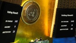 Sugli schermi i risultati del voto dell'Assemblea Generale delle Nazioni Unite (Afp)