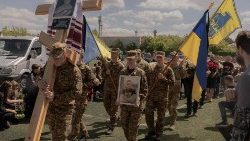 यूक्रेन के सैनिक क्रूस लेकर चलते हुए
