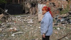 Eine Bewohnerin der Region um Charkiw, die nicht evakuiert werden wollte, vor den Trümmern ihres Dorfes