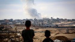 Unos niños miran el humo provocado por los ataques en el sur de la Franja de Gaza