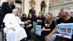 "Mugica vive en el corazón del pueblo", rezaba el cartel de un grupo de argentinos que participó en la Audiencia General del miércoles 8 de mayo en la Plaza de San Pedro y fueron saludados por el Papa Francisco. (Vatican Media)