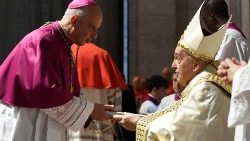 2024.05.09 Папа вручає буллу архиєпископу Фізікеллі