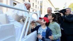 البابا فرنسيس يلتقي أطفال جنوة الذين يقوم بحج إلى روما ١١ أيار مايو ٢٠٢٤