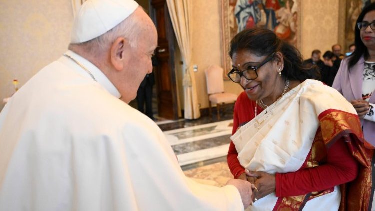 Le Pape salue une fidèle syro-malabare. 