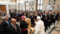 Le Pape François recevant lundi 13 mai les enseignants et étudiants de l’École vaticane de paléographie, de diplomatie et d'archives et ceux de l'École vaticane de bibliothéconomie