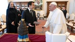 Le Pape et le président équatorien, accompagné de son épouse, au Vatican.