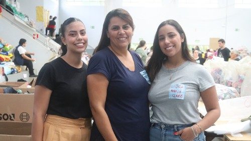 Maria Eduarda, a mãe Márcia Aparecida e Maria Clara Machado trabalham na seleção das doações em Caxias do Sul