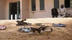 Calçados de estudantes após ataque de terroristas do Boko Haram em escola de Dapchi, em 22 de fevereiro de 2018. (Aminu Abubakar)
