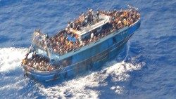 Рыбацкая лодка мігрантаў, якая затанула ля берагоў Грэцыі. Здымак быў апублікаваны грэчаскай берагавой аховай