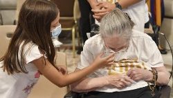 Una bambina supporta un'anziana durante la Messa nella Giornata mondiale dei nonni e degli anziani 2022