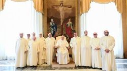 Weiß und weiß gesellt sich gern: Mönche und Abt von Montevergine bei Papst Franziskus