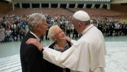 Ferenc pápa egy idős házaspárral a szerdai általános kihallgatáson