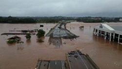 Captura de un vídeo difundido por la Defensa Civil de Sao Paulo que muestra el puente inundado del río Taquari, que forma parte de la carretera BR-396 que une las ciudades de Lageado y Estrela, en la región de Vale do Taquari, estado de Rio Grande do Sul, Brasil, el 3 de mayo de 2024. (AFP)