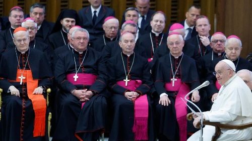 Ferenc pápa mellett a magyar püspöki konferencia tagjai, első helyen Erdő Péter bíborossal     