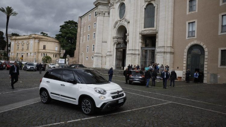 A fehér FIAT 500 L a bazilika előtt