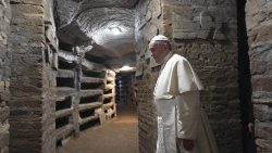 Papst Franziskus 2019 bei einem Besuch der Katakomben der Priscilla; sie gehören zu den ältesten und größten Katakomben in Rom 