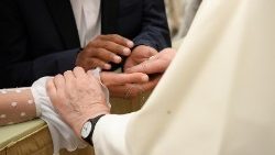 Paavi Franciscus tapasi lauantaina 4.5. Équipes Notre-Dame -liikkeen kansainvälisiä johtajia. Équipes Notre-Dame -liike koostuu kristityistä aviopareista, jotka työskentelevät tukeakseen miehiä ja naisia heidän avioliitossaan. Puheessaan paavi korosti, että he, jotka suojelevat avioliittoa, suojelevat oikeastaan koko perhettä, kaikkia ihmissuhteita, jotka syntyvät avioliiton seurauksena.