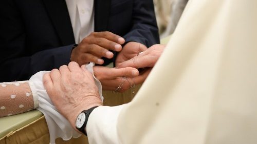 папата поздравява младоженци