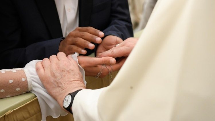 Il saluto del Papa a una coppia di sposi