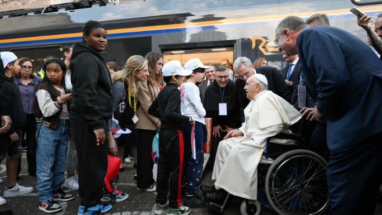 Papež vyprovází děti na vatikánském nádraží