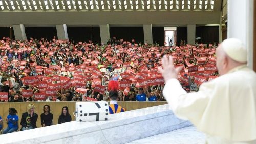 Papež žádá děti, aby se staly řemeslnými tvůrci míru
