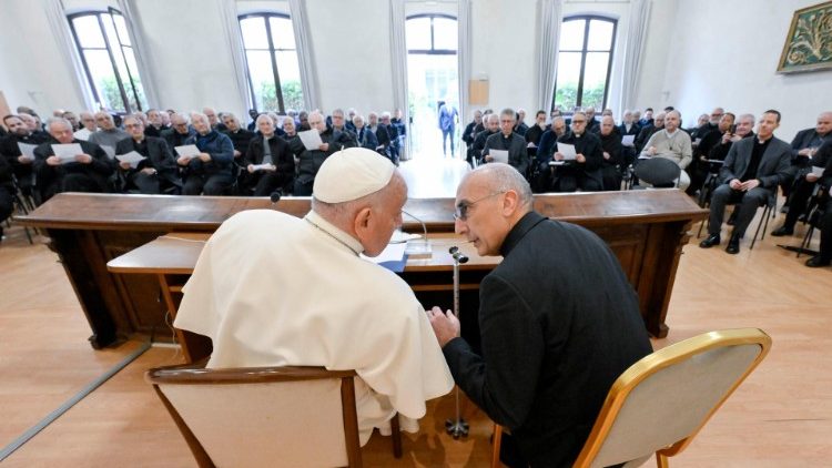 Két órás beszélgetés Róma püspöke és papjai között
