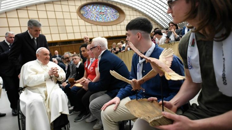 Papa Francisko amekazia: Vijana, mafunzo na taaluma