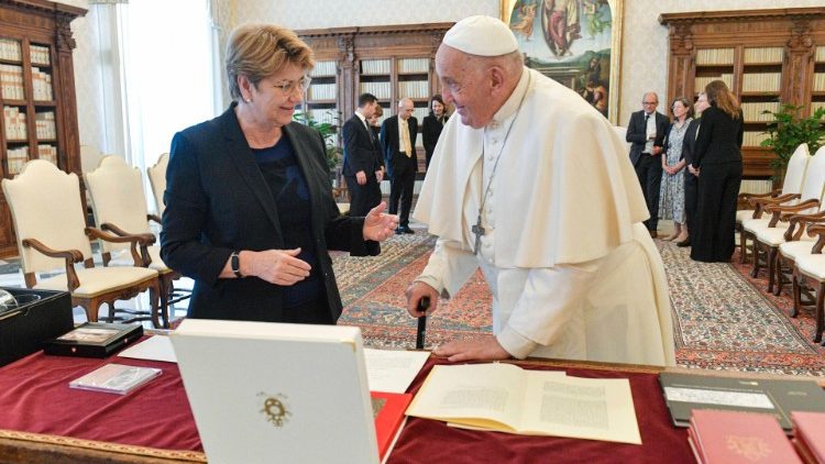 Intercambio de dones entre el Papa y la Presidenta de la Confederación Suiza. (Vatican Media)