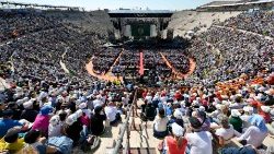 Il colpo d'occhio dell'Arena di Verona per l'incontro con Papa Francesco