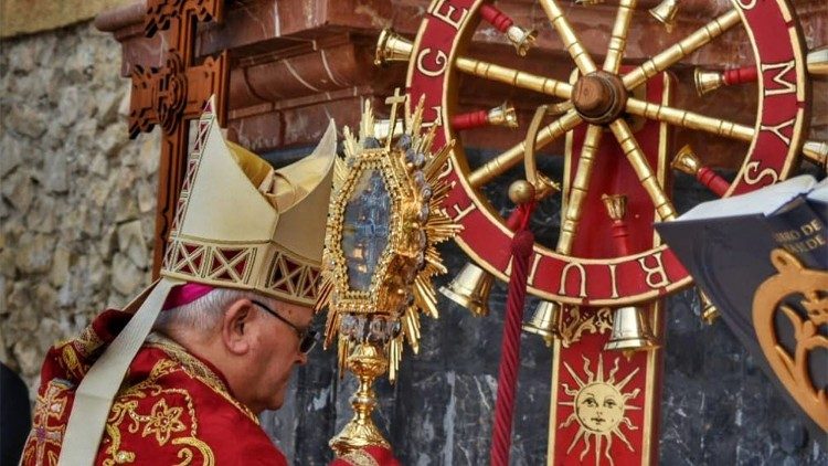 El obispo de la Diócesis de Cartagena, Don José Manuel Lorca Planes, bendice la rueda de campanas para las celebraciones litúrgicas exteriores. (Foto de la Cofradía)