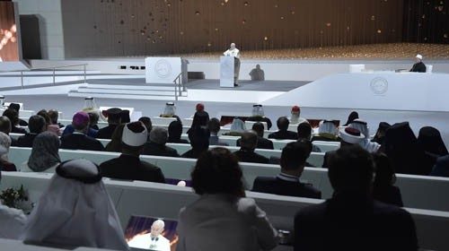 Il Papa con il Grande imam di Al-Azhar ad Abu Dhabi, dove hanno firmato lo storico «Documento sulla fratellanza umana per la pace mondiale e la convivenza comune»