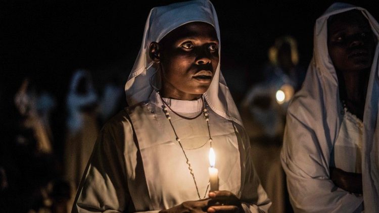 Kenyai katolikusok imádkoznak