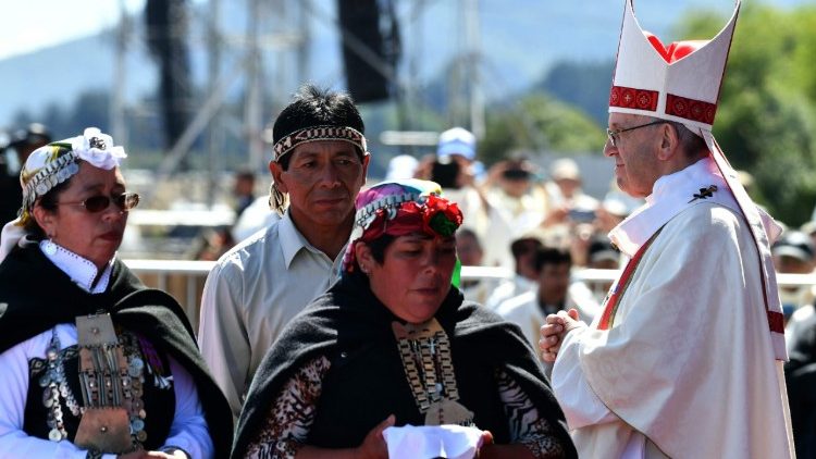 Представители мапуче на Мессе с Папой во время его поездки в Чили