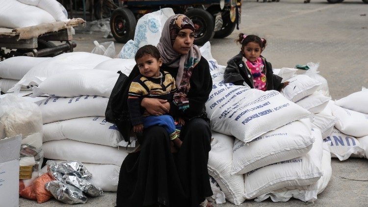 Gaza, donna palestinese con i figli
