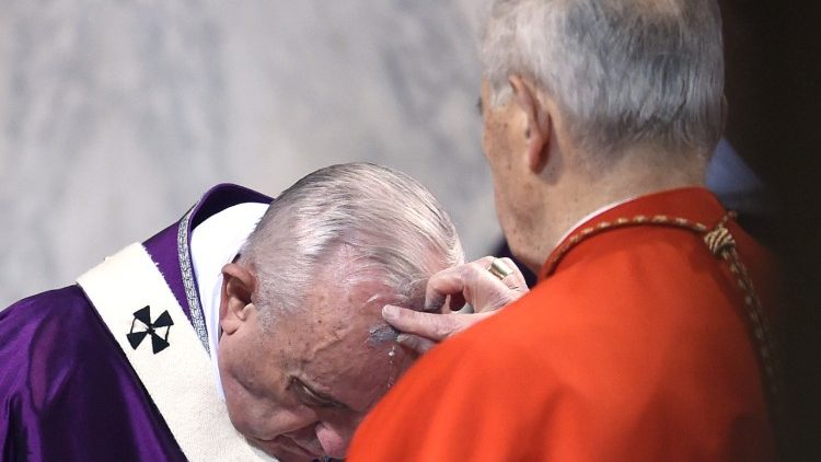 Kardinál Jozef Tomko pri udeľovaní znaku popolca pápežovi