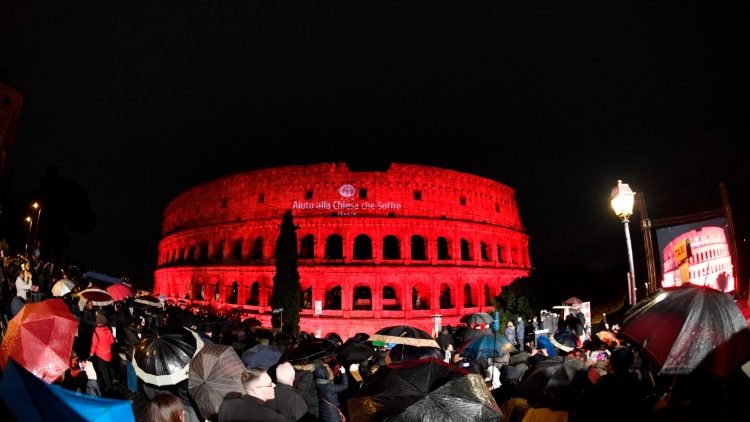 Vérvörös Colosseum az üldözött keresztények emlékére