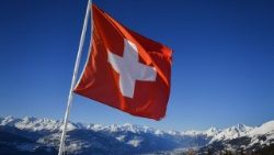 Schweizer Flagge vor Bergkette