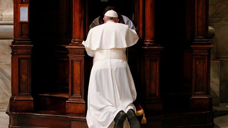 Le Pape se confessant à la basilique Saint-Pierre, le 9 mars 2018.