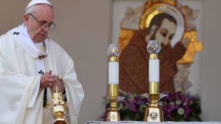 Papa francisco incensa o Altar na Missa em San Giovanni Rotondo, em 17 de março de 2018. (Foto: AFP/Alberto Pizzoli