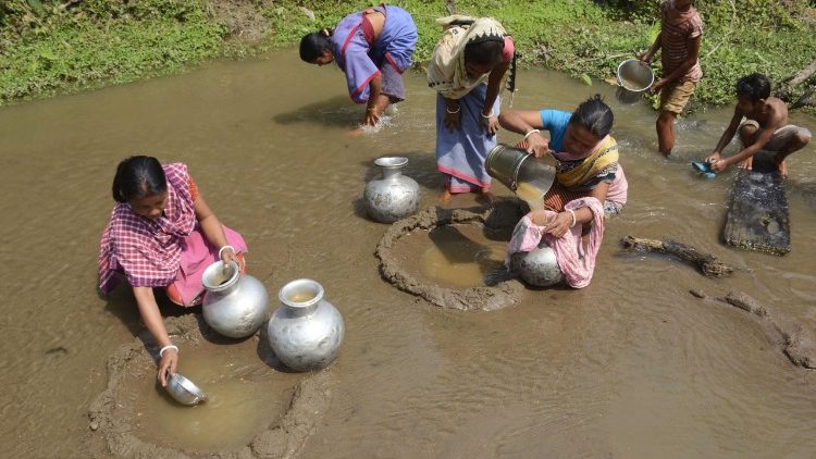 Žene i djeca u jednom indijskom selu prikupljaju vodu za piće