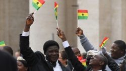 Gläubige mit Ghana-Fähnchen