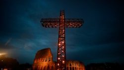 En el Vía Crucis del Coliseo, los nuevos crucificados de hoy