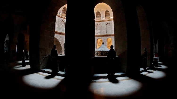 Des frères franciscains dans la basilique du Saint-Sépulcre à Jérusalem.