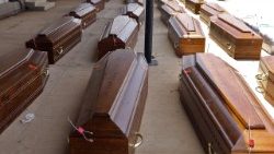 Kister med restene av de 21 koptiske martyrene som ble halshogd på en strand i Libya i 2015