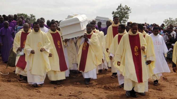 Các linh mục Nigeria khiêng quan tài của hai linh mục bị giết bởi nhóm Hồi giáo Fulani