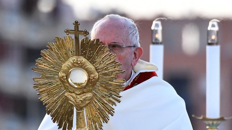 Papež Frančišek z Najsvetejšim na praznik Svetega Rešnjega Telesa in Krvi.